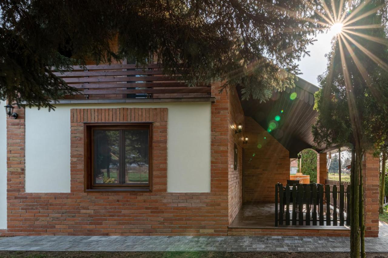 Posteleki Vendeghaz-Nyugalom Szigetei Villa Gyula Bagian luar foto