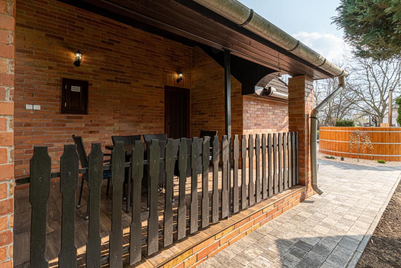 Posteleki Vendeghaz-Nyugalom Szigetei Villa Gyula Bagian luar foto