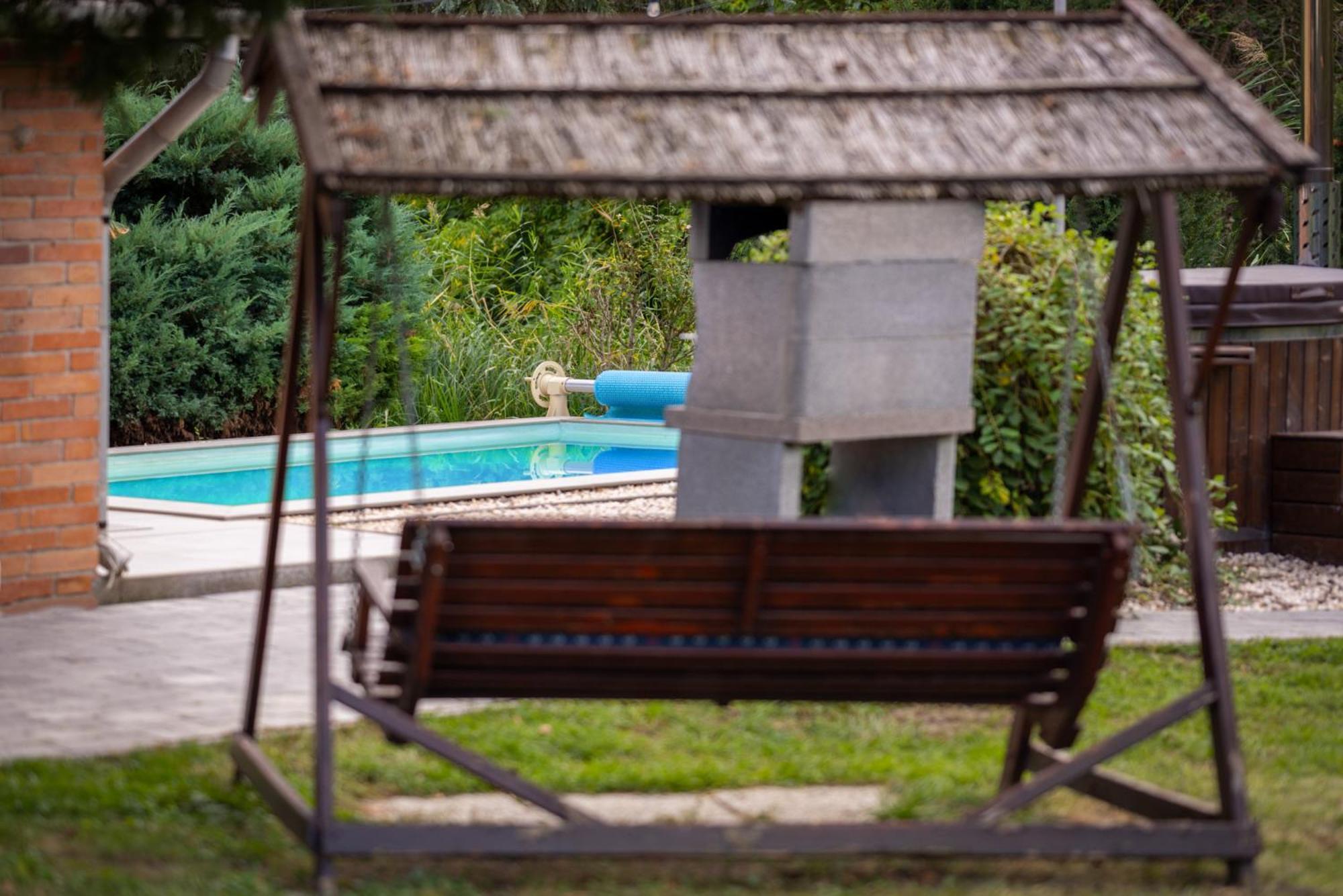 Posteleki Vendeghaz-Nyugalom Szigetei Villa Gyula Bagian luar foto